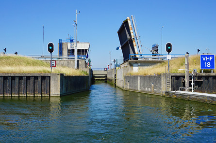 Foto Bergsediepsluis, brug over binnenhoofd