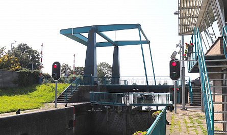 Foto Biesboschsluis, brug over binnenhoofd