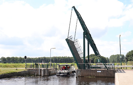 Foto brug over bovenhoofd Sluis II Nijeberkoop