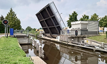 Foto Hoogeveen, brug in Weg om de Oost