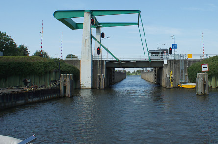 Foto Burgemeester Peterssluis, brug over binnenhoofd