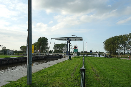 Foto Dorkwerdersluis, voetbrug over bovenhoofd