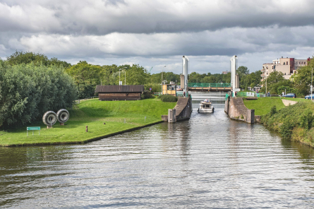 Foto Gorinchemse kanaalsluis, brug over binnenhoofd