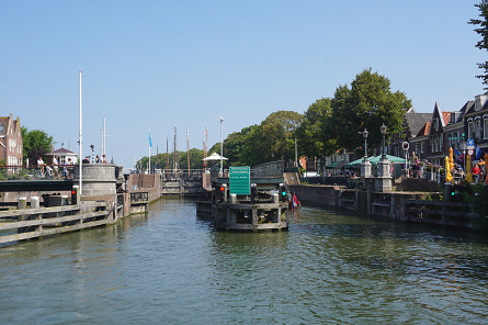Foto Groote Zeesluis, Muiden, brug over binnenhoofd