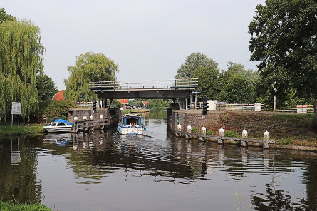 Foto Hefbrug Broek in Waterland, brug in de N247