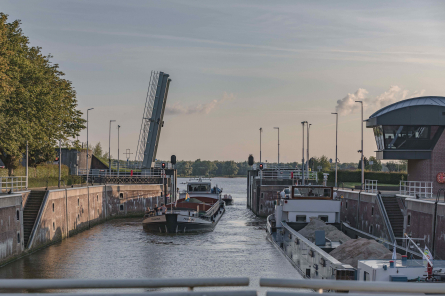 Foto Hoge brug, over Grote Merwedesluis
