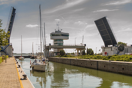 Foto Houtribsluizen, brug over de sluis
