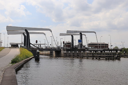 Foto Julianasluis, brug over buitenhoofd