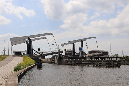 Foto Julianasluis, brug over binnenhoofd