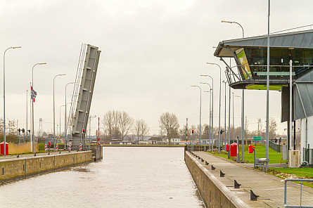 Foto Oostersluis, brug over bovenhoofd