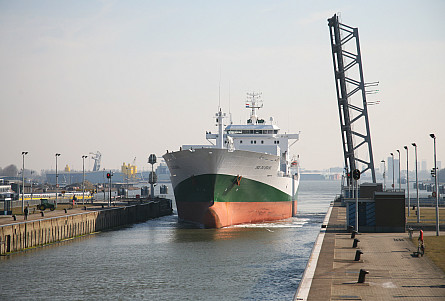 Foto Oostsluis, Terneuzen, brug over binnenhoofd
