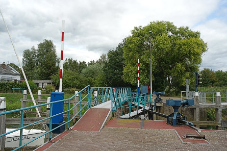 Foto Ottersluis, voetbrug over buitenhoofd