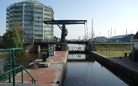 Foto spoorbrug over Overlekersluis