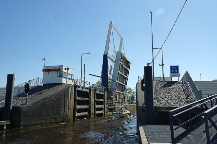 Foto Brug over de Robbengatsluis
