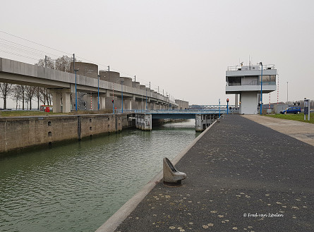 Foto Rozenburgsesluis, brug over buitenhoofd