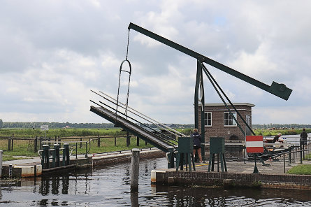 Foto Sluis I, Nieuwehorne, brug over bovenhoofd