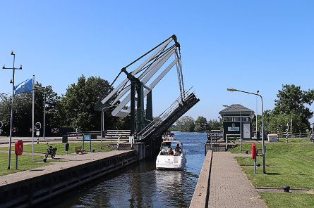 Foto Sluis 't Hemeltje, fietsbrug over bovenhoofd