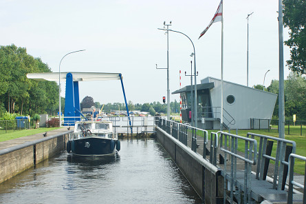 Foto Sluis De Punt, brug over benedenhoofd