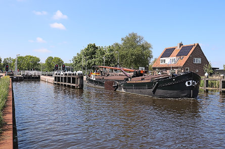 Foto Tolhuissluis, voetbrug over benedenhoofd