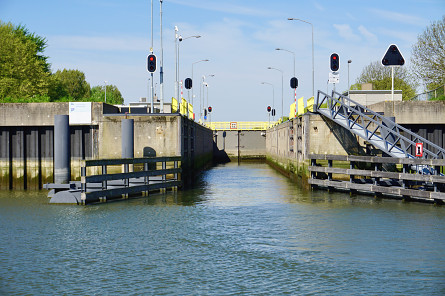 Foto Voornse sluis, brug over binnenhoofd