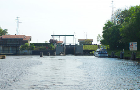 Foto Voorstersluis, brug over benedenhoofd (in N352)