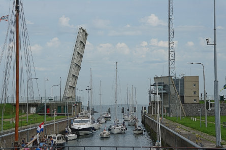 Foto brug over buitenhoofd Zandkreeksluis