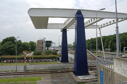 Foto Farmsum, brug over binnenhoofd zeesluis