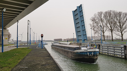 Foto brug over binnenhoofd Rozenburgsesluis