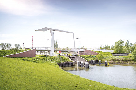 Foto fiets- en voetbrug de Kraanvogel