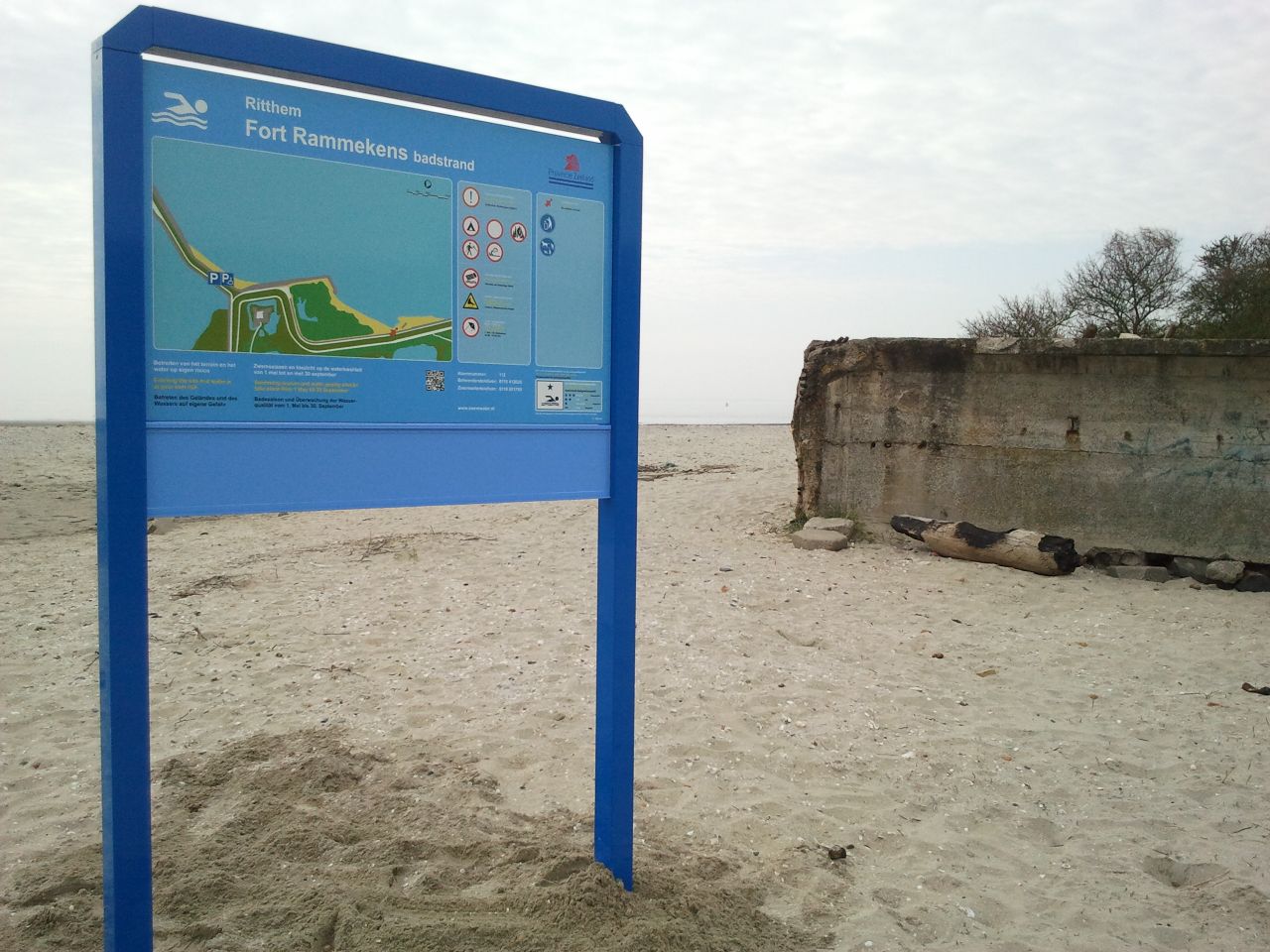 Het informatiebord bij zwemlocatie Strand bij slufter en caisson Rammekenshoek