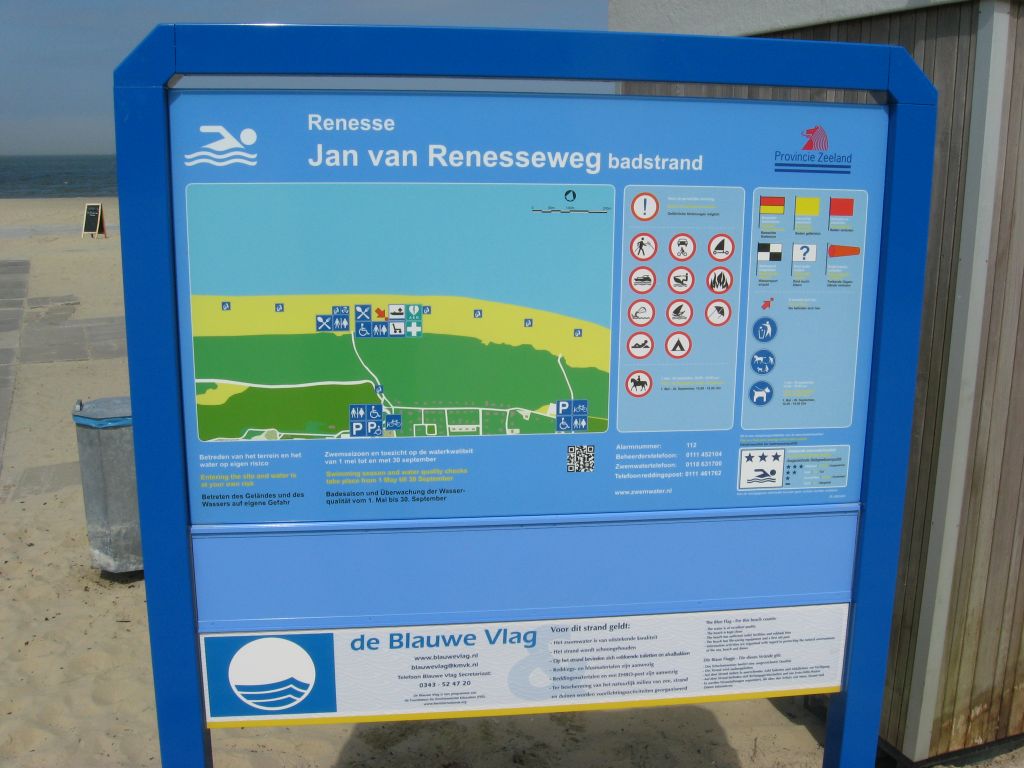 Het informatiebord bij zwemlocatie Renesse, overgang Laone Kijkduin