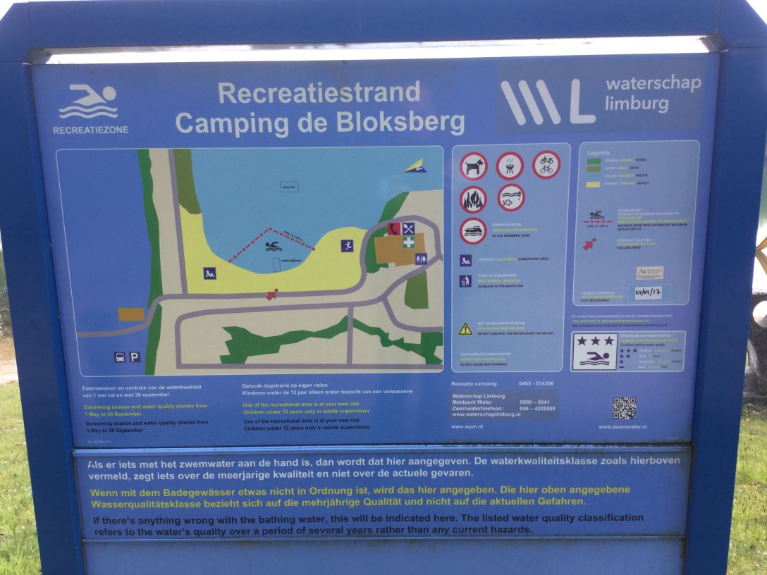 Het informatiebord bij zwemlocatie Recreatiestrand Camping De Bloksberg