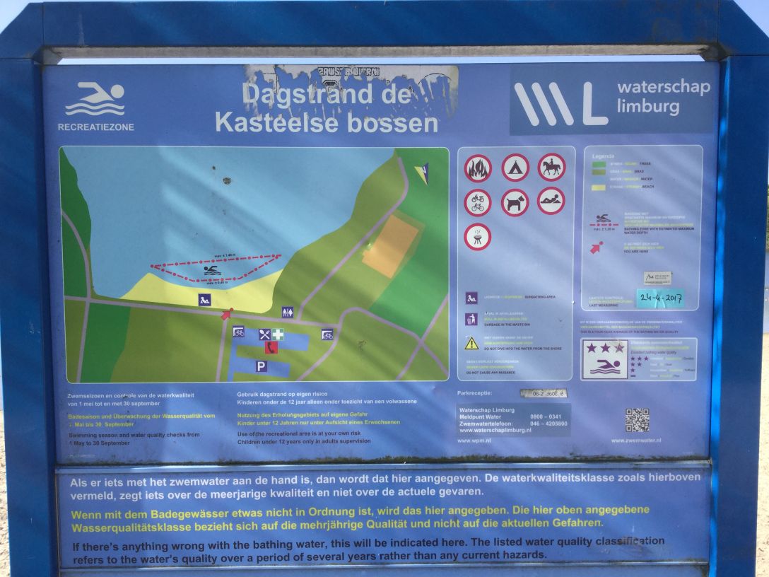 Het informatiebord bij zwemlocatie Dagstrand De Kasteelse Bossen