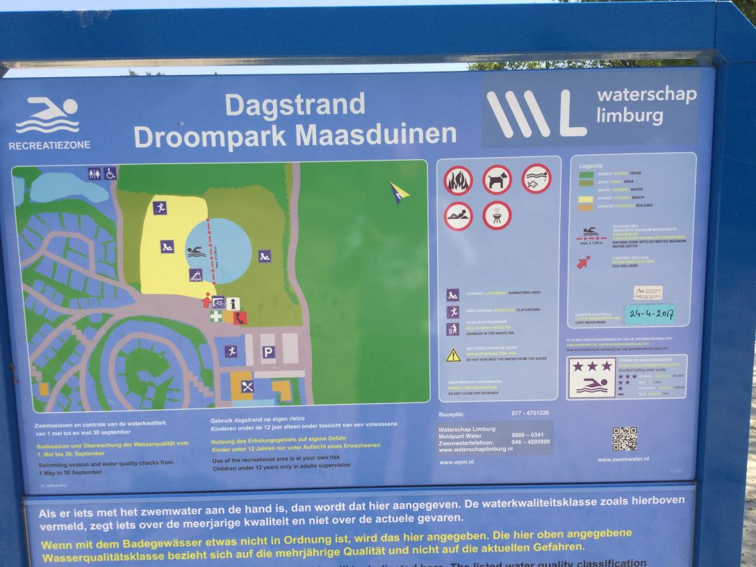 Het informatiebord bij zwemlocatie Dagstrand Droompark Maasduinen