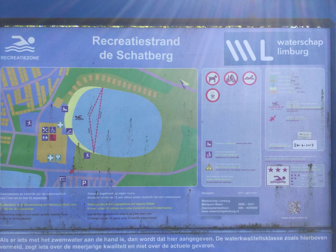 Het informatiebord bij zwemlocatie Recreatiestrand De Schatberg
