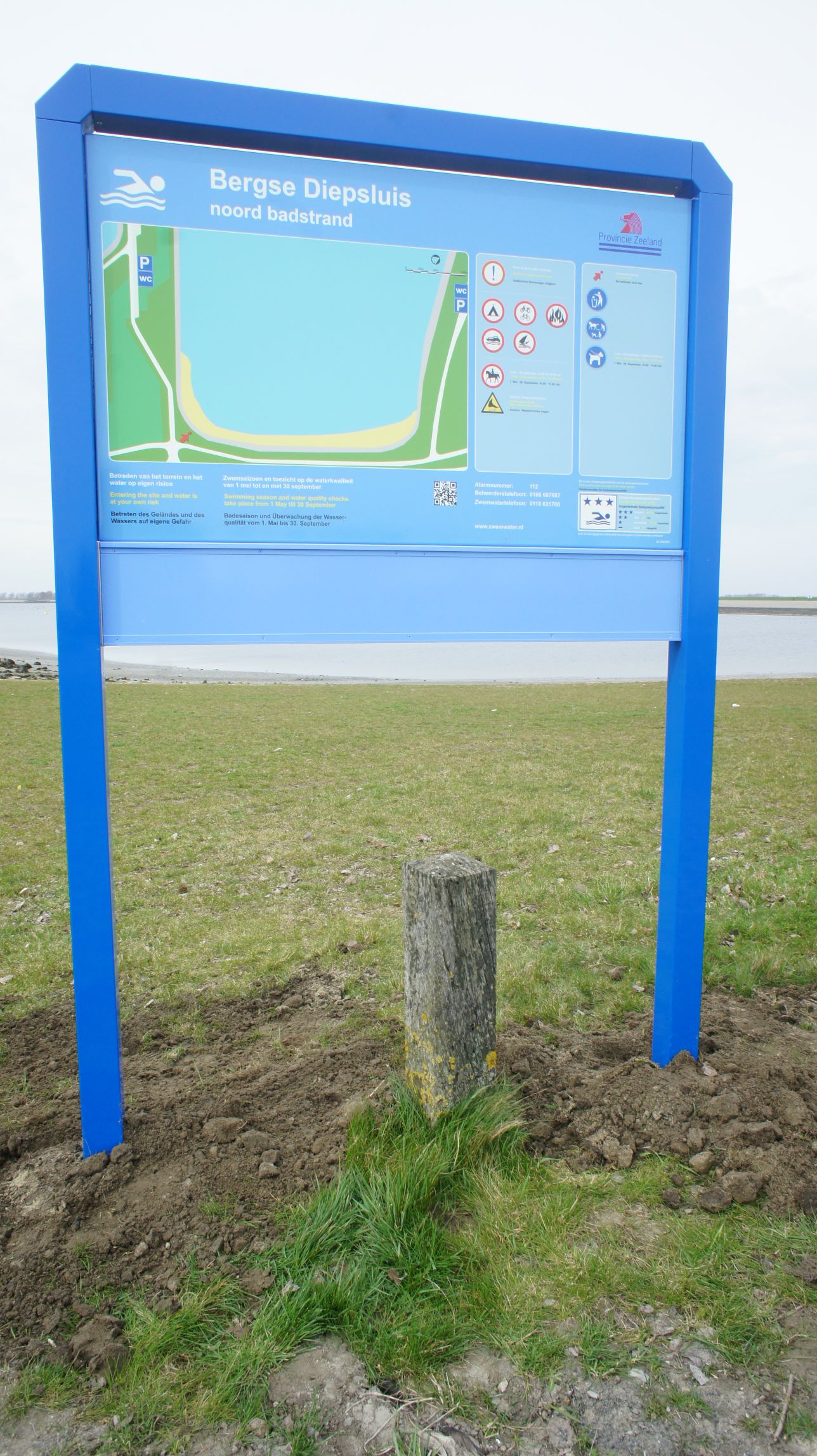 Het informatiebord bij zwemlocatie Bergse Diepsluis Noord Badstrand