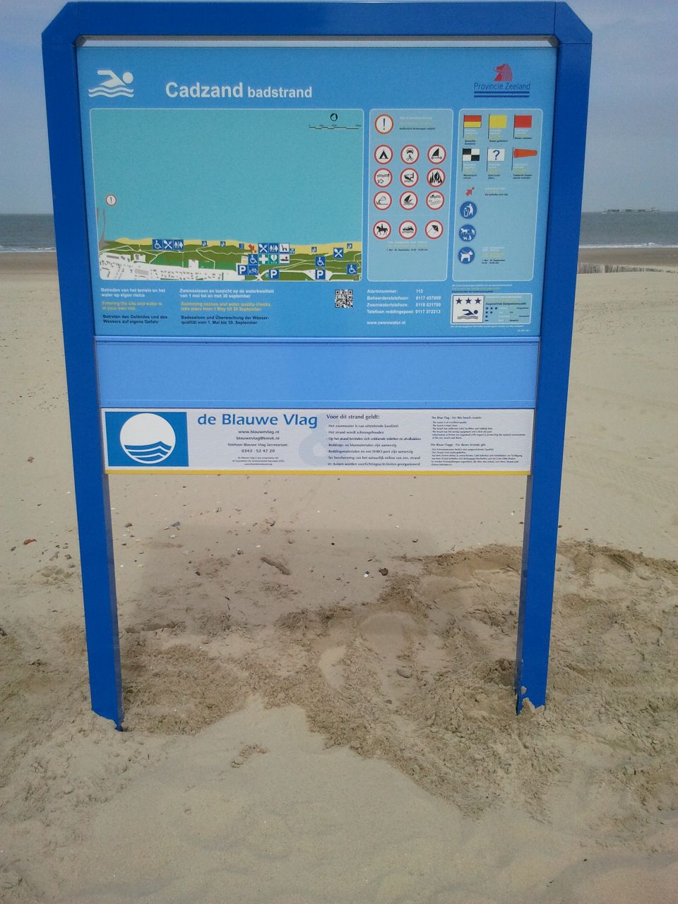 Het informatiebord bij zwemlocatie Cadzand, overgang Sluissche Hompels