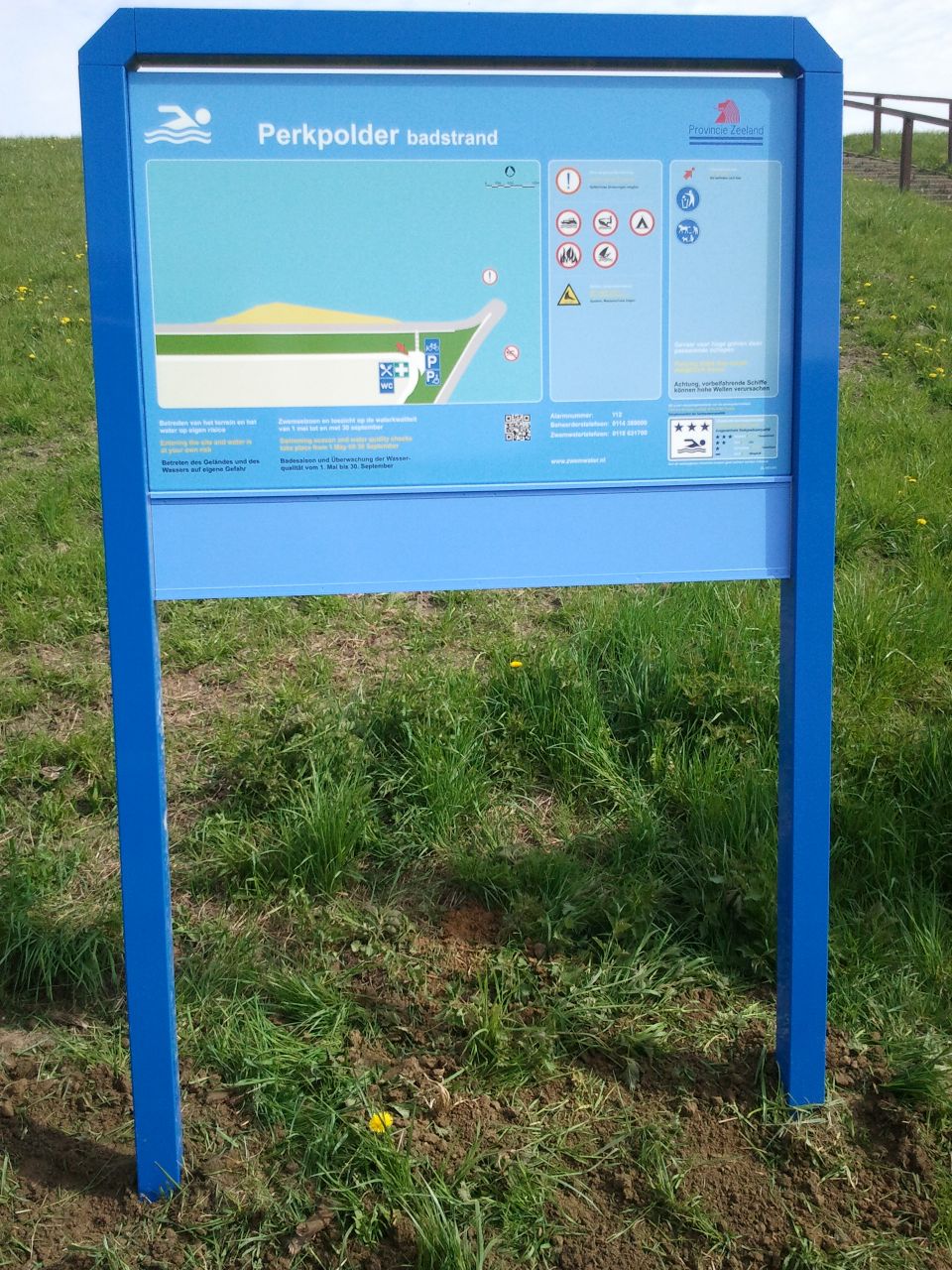 Het informatiebord bij zwemlocatie Perkpolder Badstrand