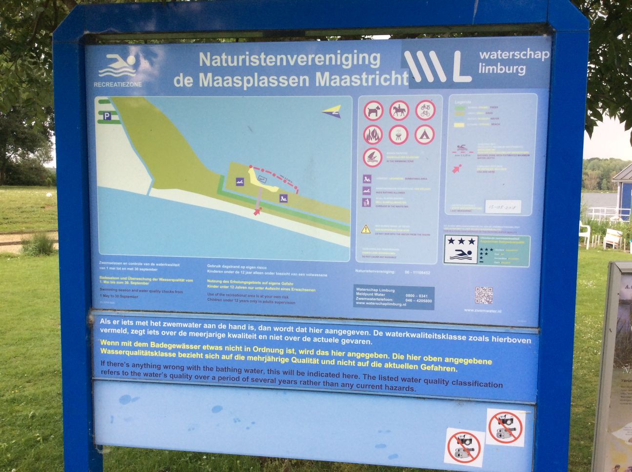 Het informatiebord bij zwemlocatie Naturistenvereniging Maasplassen Maastricht