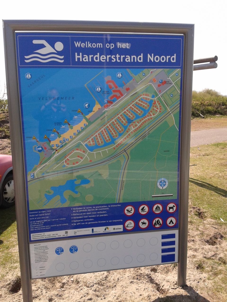 Het informatiebord bij zwemlocatie Harderstrand Noord